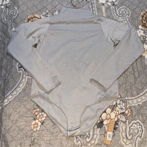 SKIMS ESSENTIAL BODYSUIT MOCK NECK LONG SLEEVE ‘LIGHT GREY’